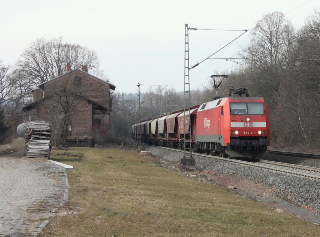 152 012-1 mit Gterzug am 05.03.11 in Vollmerz. Gru an den Tf!