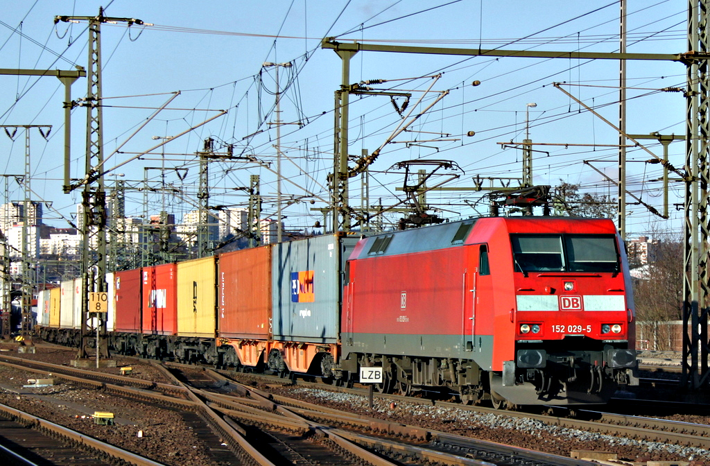 152 029 mit Containerzug am 15.01.12 in Fulda