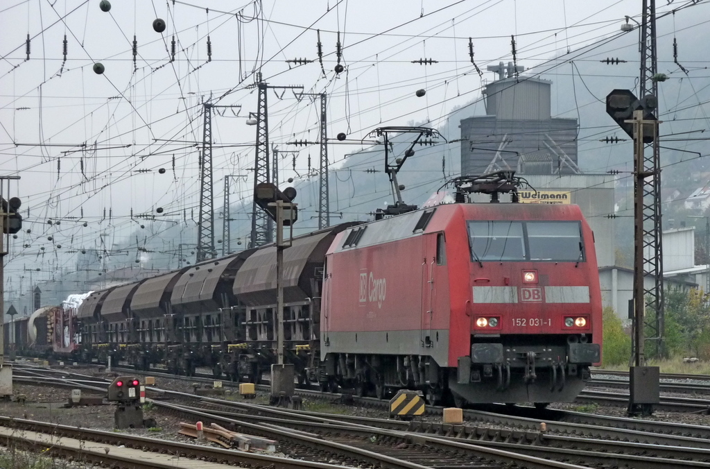 152 031-1 mit Gterzug am 23.10.10 in Gemnden am Main