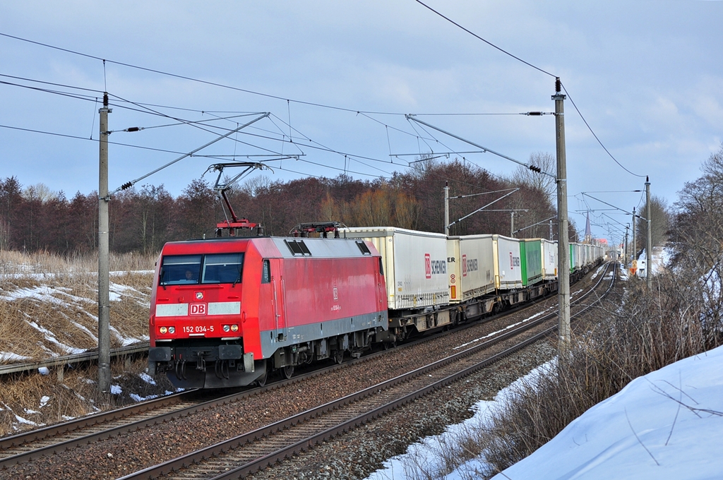 152 034 rollt am 25.03.2013 durch Sildemow.Am Haken hat sie den KT 42149(Ros.Seehafen-Verona Q.E.)