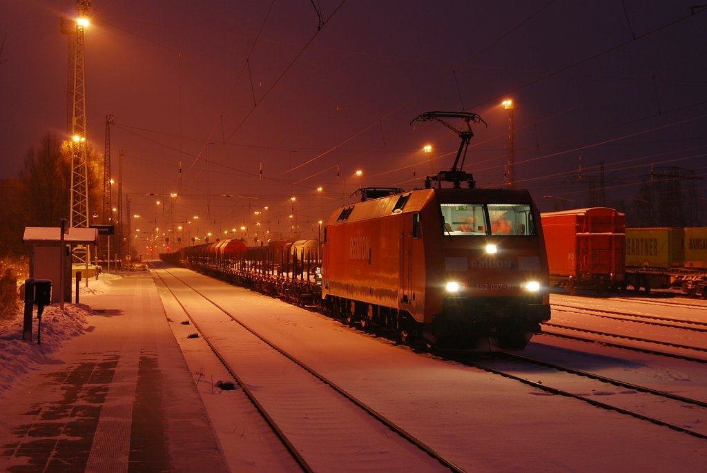 152 037 zeigt sich am 22.12.2010 in Rostock-Seehafen.