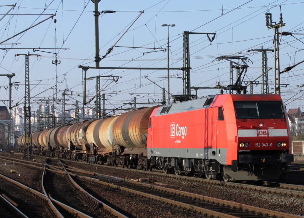 152 043-6 mit Kesselwagenzug am 21.02.11 in Fulda