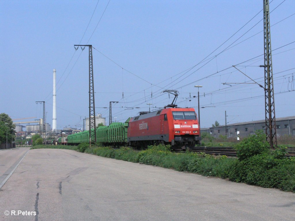 152 053-5 zieht bei Regensburg Ost ein leeren Holzzug. 01.05.09