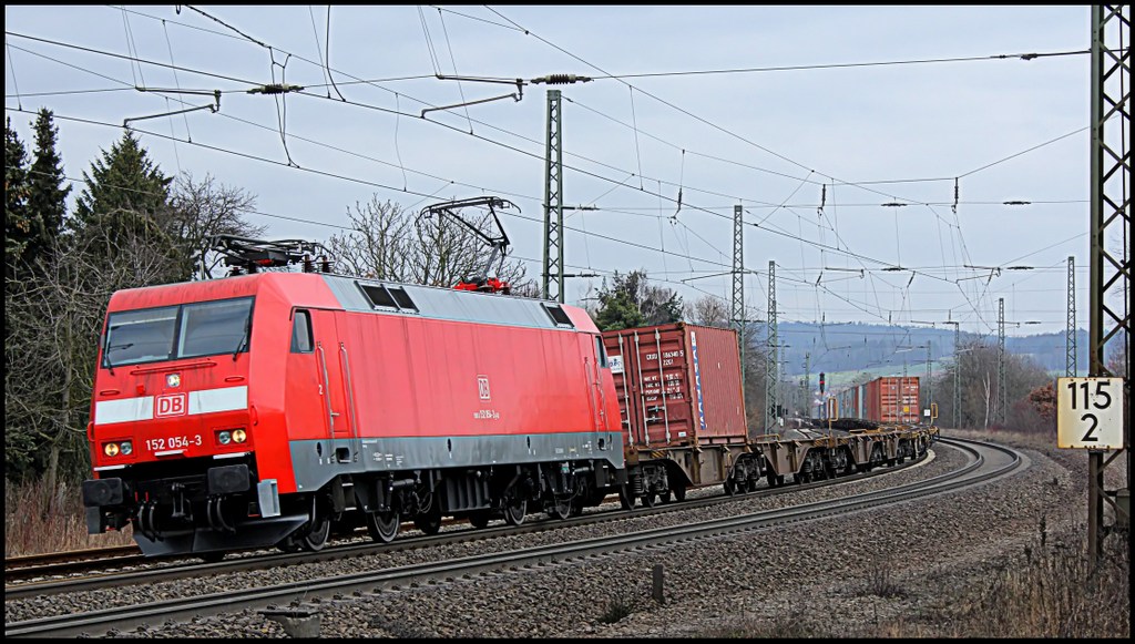 152 054 mit Containerzug am 17.02.13 in Gtzenhof. Gru an den Tf