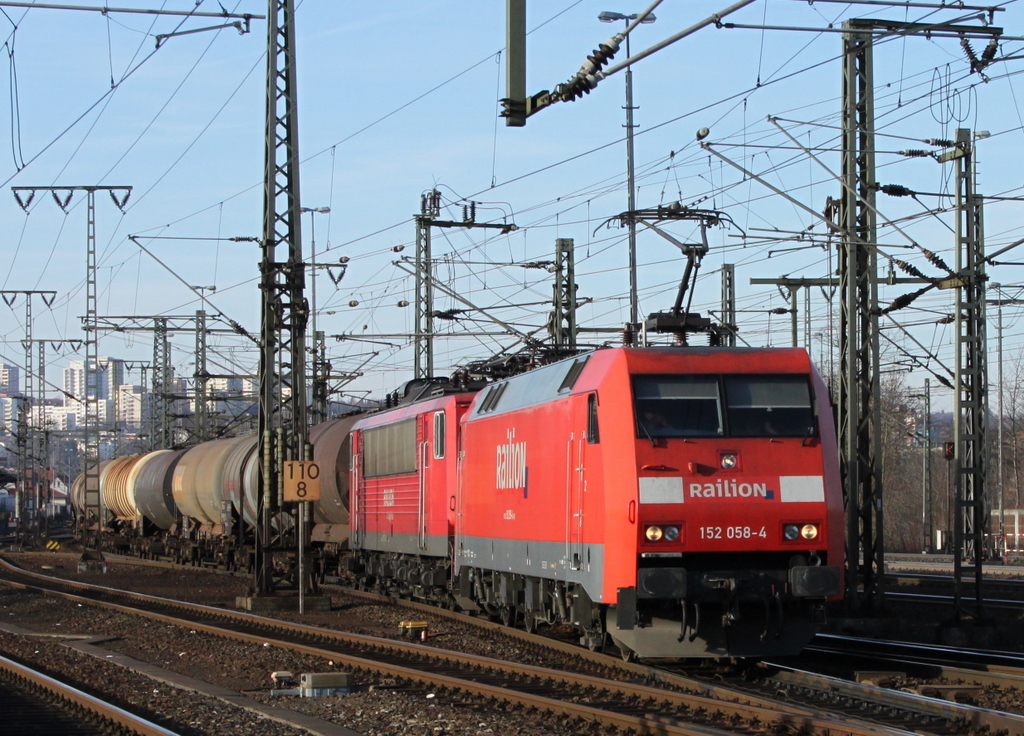 152 058-4 und eine 155er mit Gterzug am 07.02.11 in Fulda