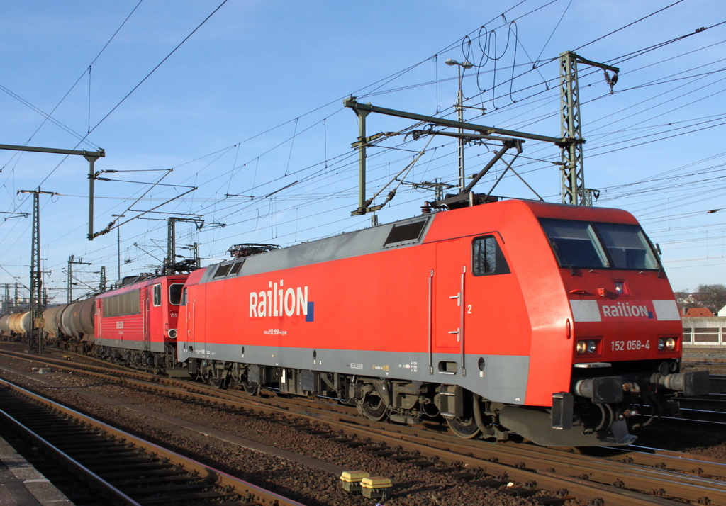 152 058-4 und eine 155er mit Gterzug am 07.02.11 in Fulda