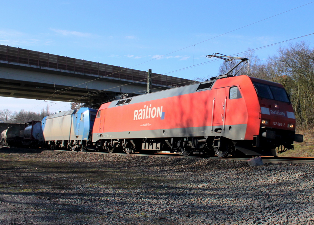 152 064 und 185 516 mit Gterzug am 26.02.11 bei Fulda