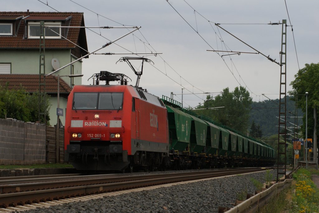 152 069-1 mit einem Getreidezug in Ludwigsau-Friedlos am 06.08.2010