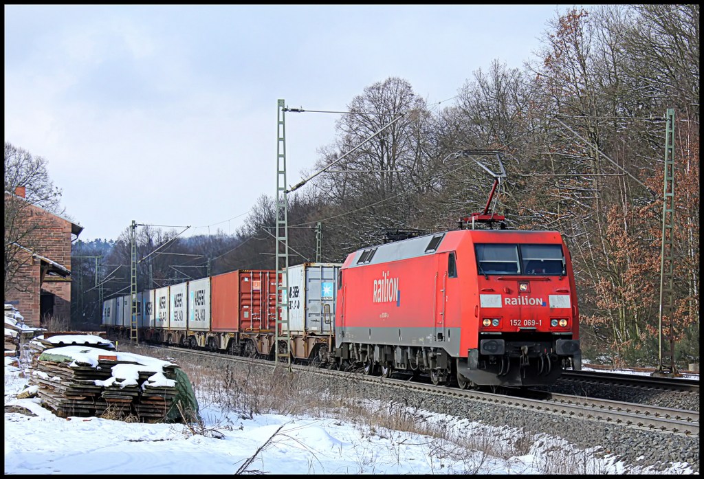 152 069 mit Containerzug am 10.02.13 in Vollmerz