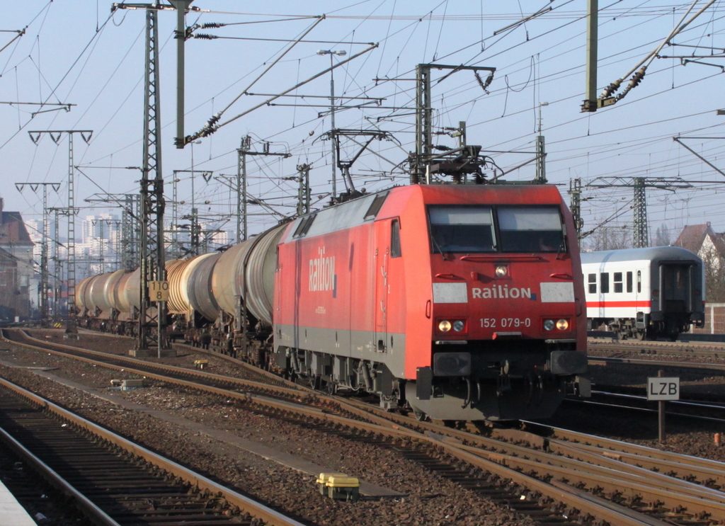 152 079-0 mit Kesselwagenzug am 22.02.11 in Fulda