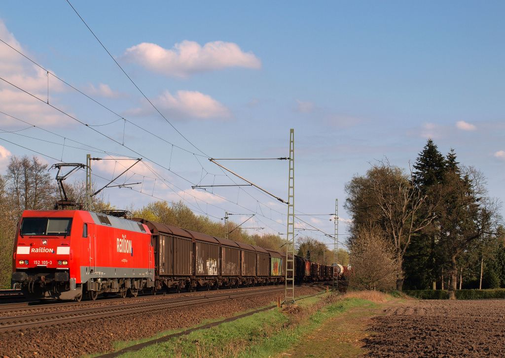 152 105-3 fuhr mit einem Mischer nach Kiel-Meimersdorf durch Halstenbek am 17.4.