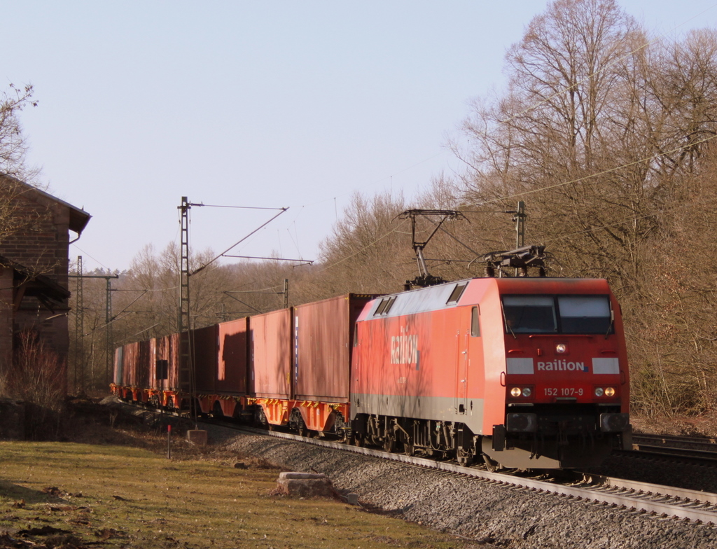 152 107-9 mit Gterzug am 02.03.11 in Vollmerz