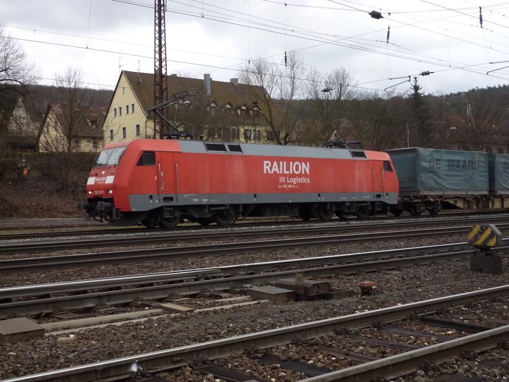 152 109 mit Gterzug am 15.01.11 in Gemnden