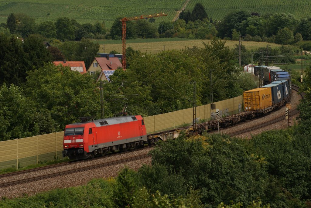 152 129-3 mit einem Containerzug in Schallstadt am 11.08.2010