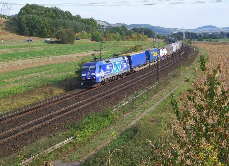 152 135-0 mit LKW Walterzug am 03.10.09 bei Harrbach
