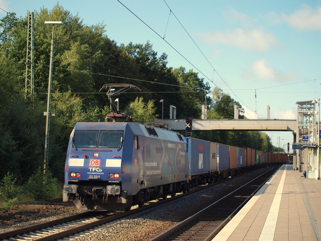 152 135-0 Albatros  zog einen langen Containerzug durch Tostedt am 4.9.