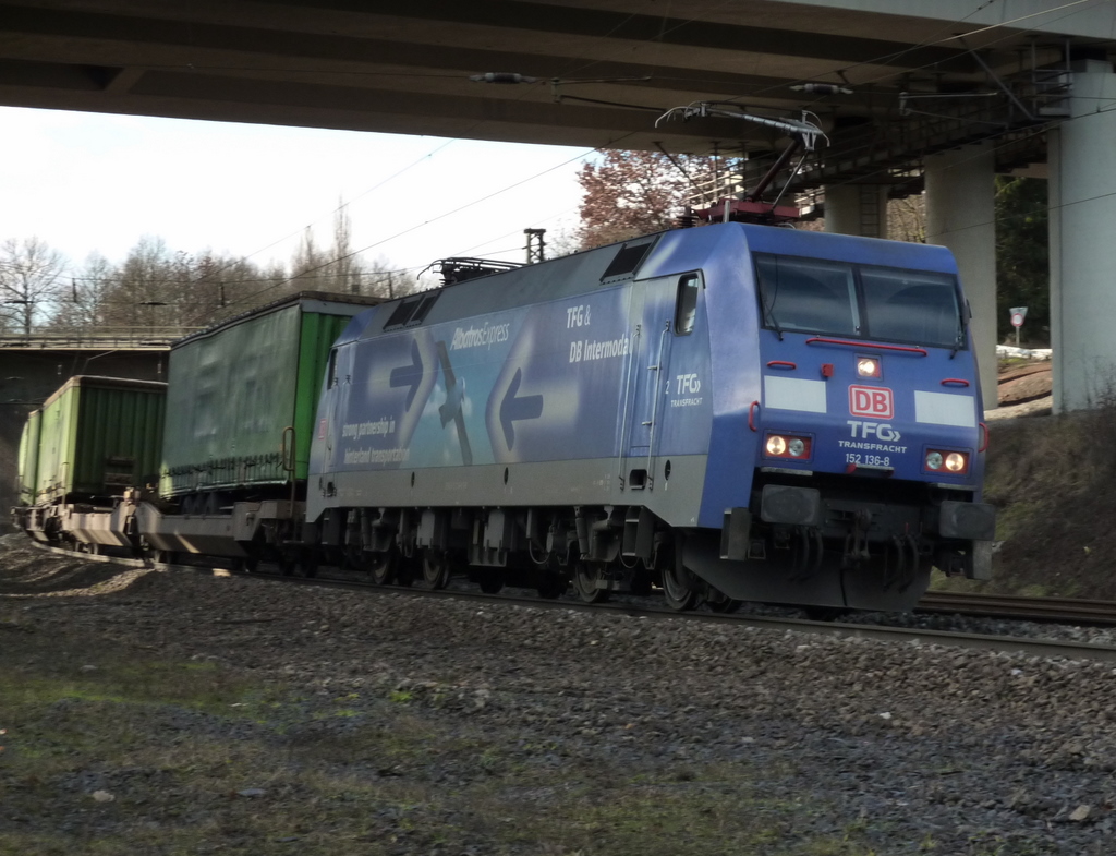 152 136-8 mit Hangartnerzug am 16.01.11 bei Fulda