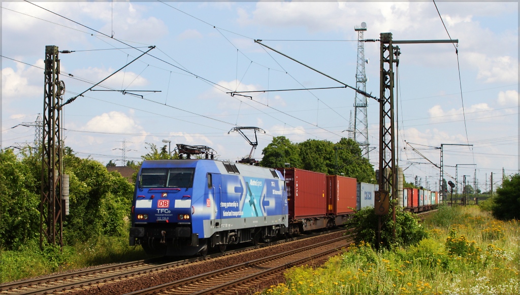 152 136 am 03.08.12 mit einem Containerzug in Ahlten