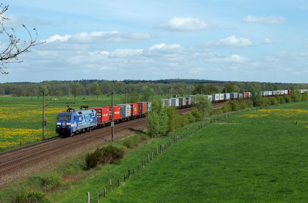 152 138-4 rauschte mit einem endlos scheinenden Containerzug durch das im Frhling erwachten Ramelsloh.