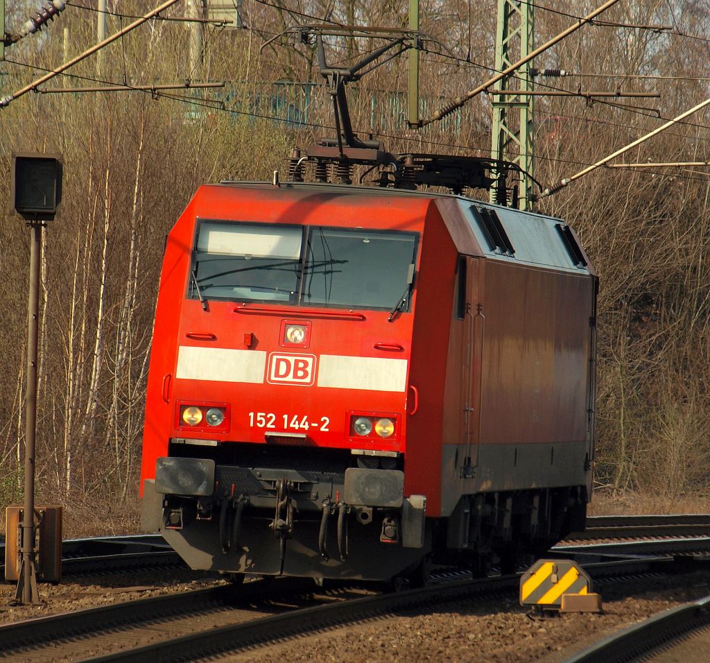 152 144-2 kurvte von Hohe Schaar kommend durch den Harburger Bahnhof.