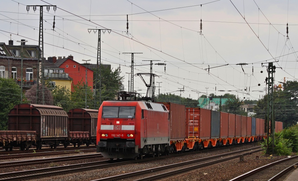 152 147 mit Containerzug (fast nur neue Wascosa-Wagen) am 16.07.11 in Kln West