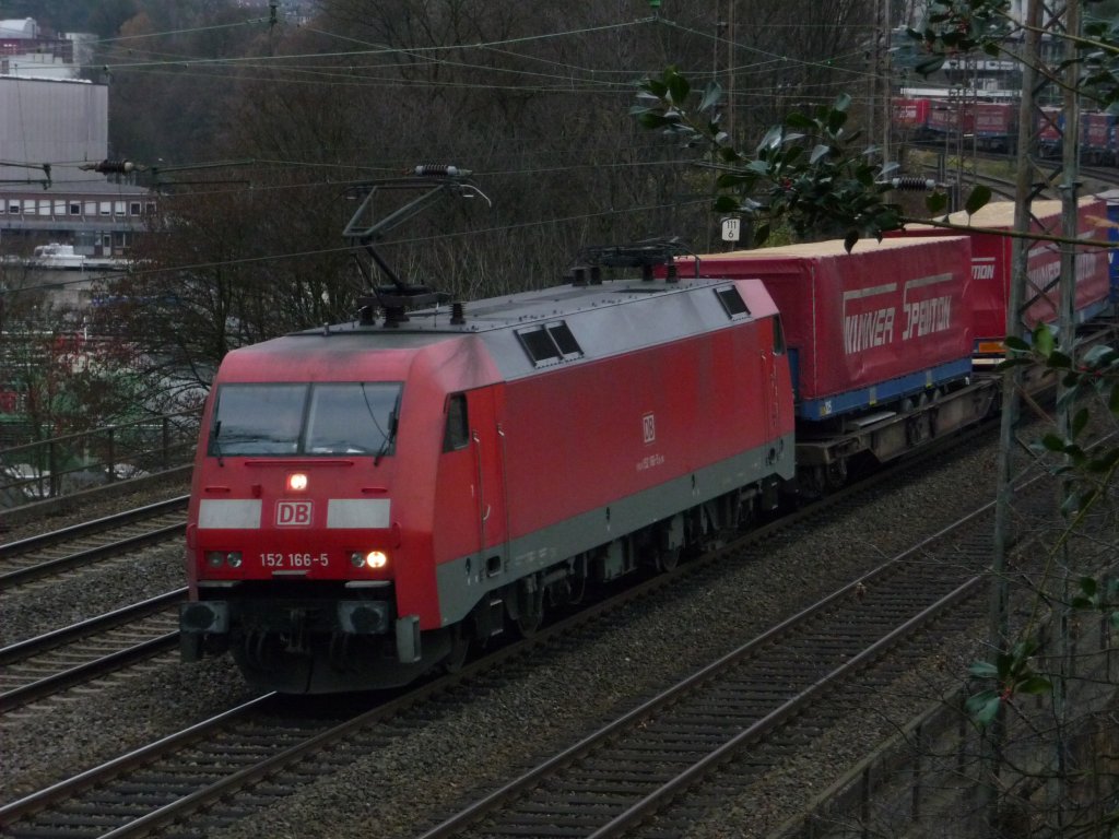 152 166 �berquert am 21.11.2009 den Sonnborner Viadukt in Wuppertal.