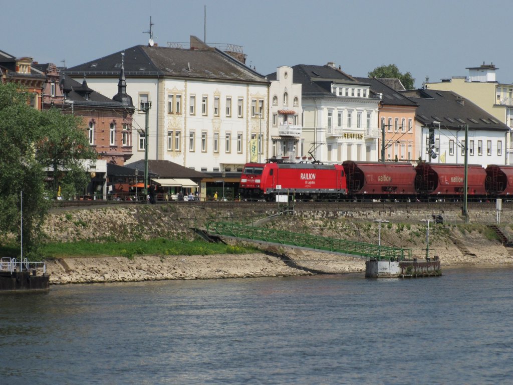 1.5.2011 13:27 185 310-0 mit einem Gterzug auf der rechten Rheinstrecke kurz vor dem Bahnhof Rdesheim.