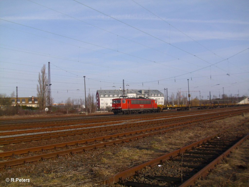 155 017-2 mit einem leeren Schienezug in Leipzig Schnefeld. 12.03.11