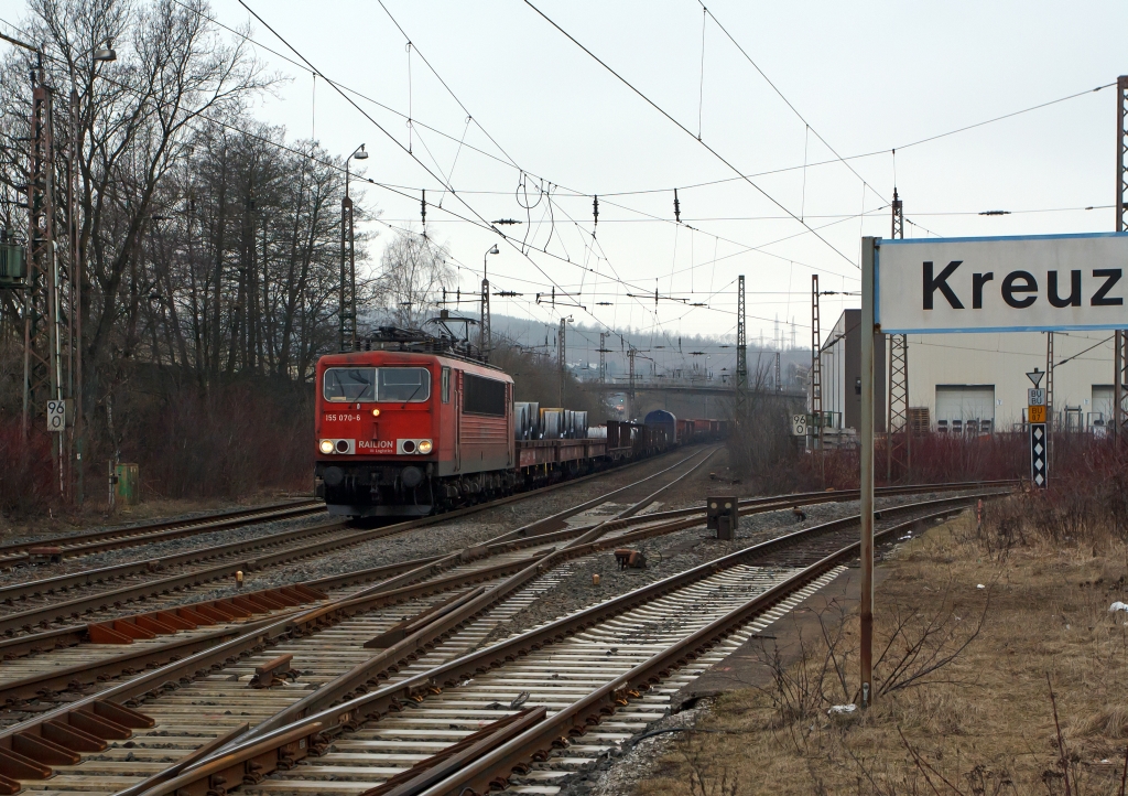 155 070-6 der DB Schencker Rail bringt einem gemischten Gterzug aus Richtung Hagen hier 10.03.2012 kurz vom Bf Kreuztal.