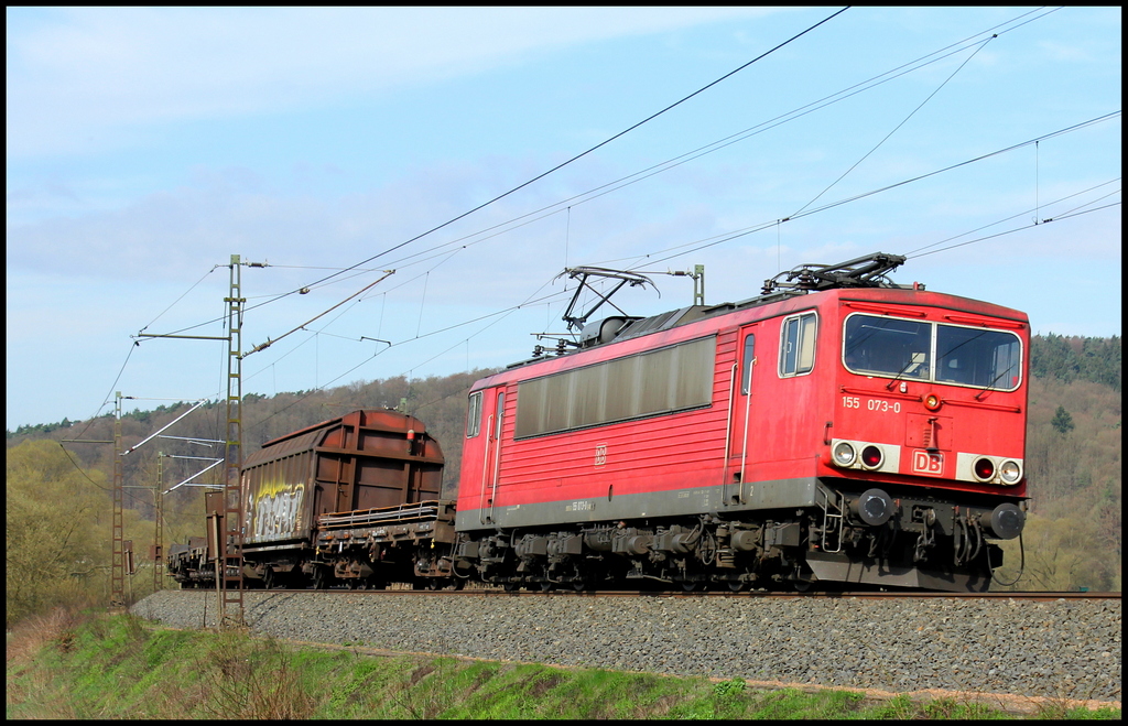 155 073 mit gemischtem Gterzug am 18.04.13 bei Hermannspiegel