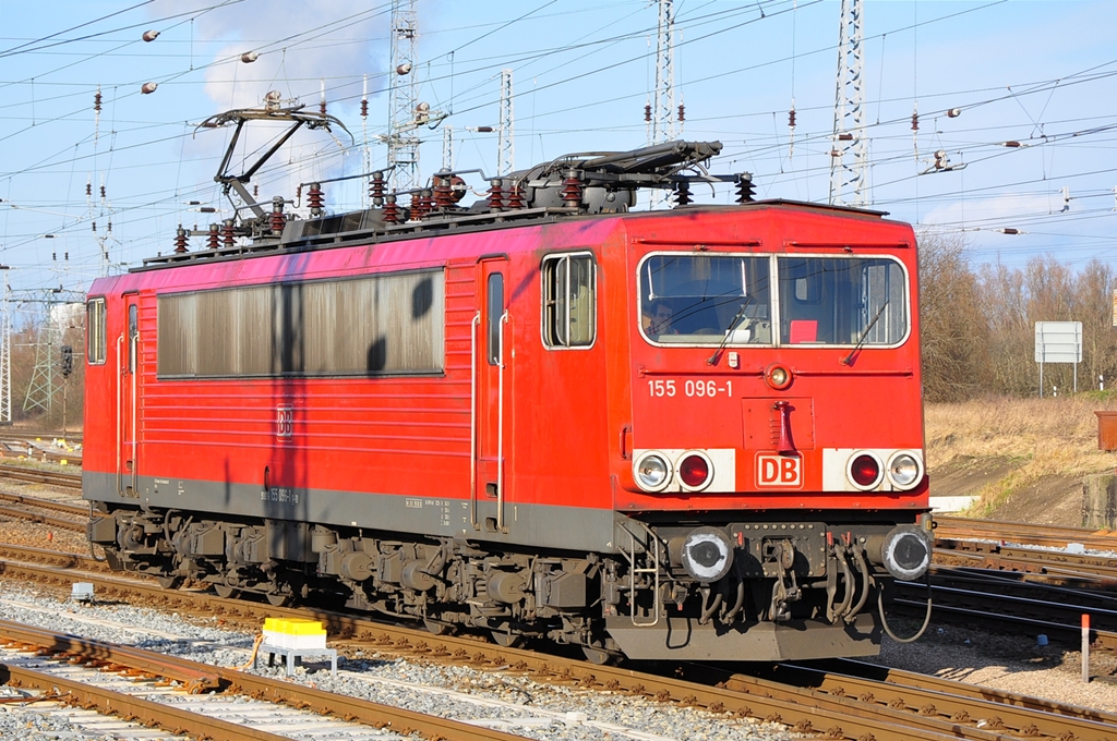 155 096  rangiert am 23.01.2012 in Rostock Seehafen.