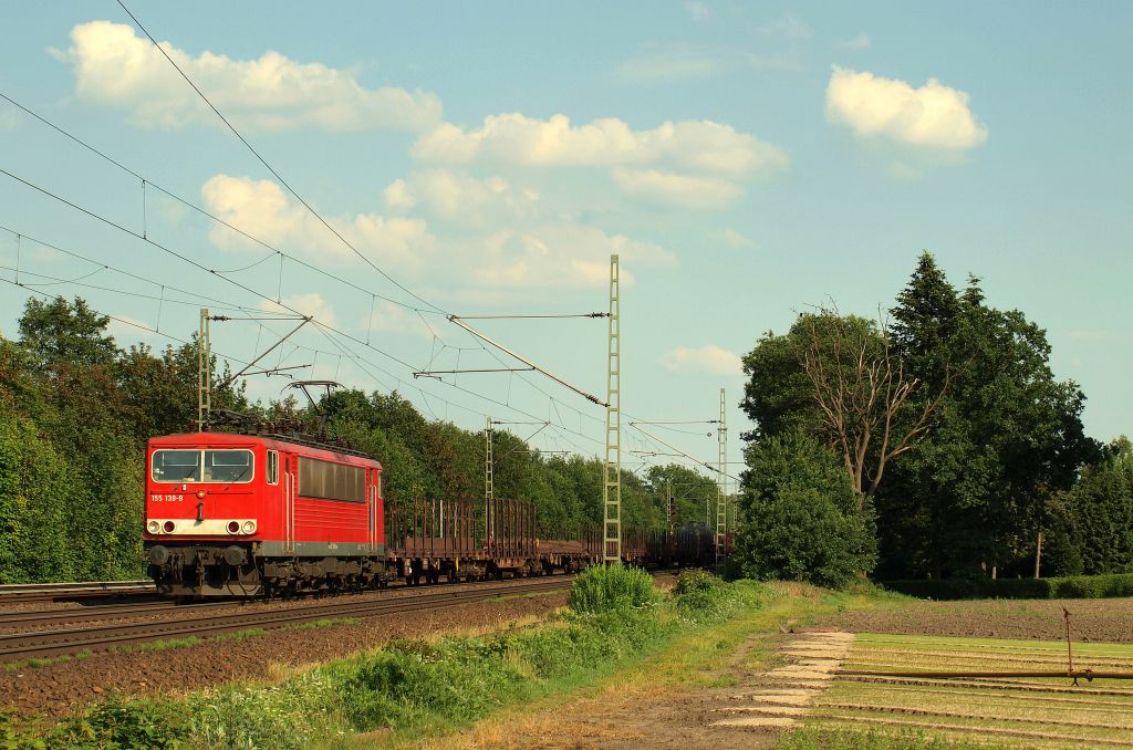 155 139-9 polterte mit dem Gterzug von Maschen nach Neumnster/Kiel durch Halstenbek am 10.6.11.