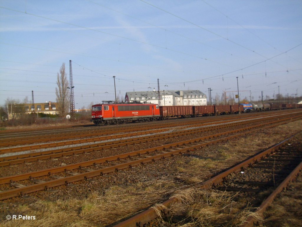 155 159-7 durchfhrt Leipzig Schnefeld mit einem gemischten Gterzug. 12.03.11