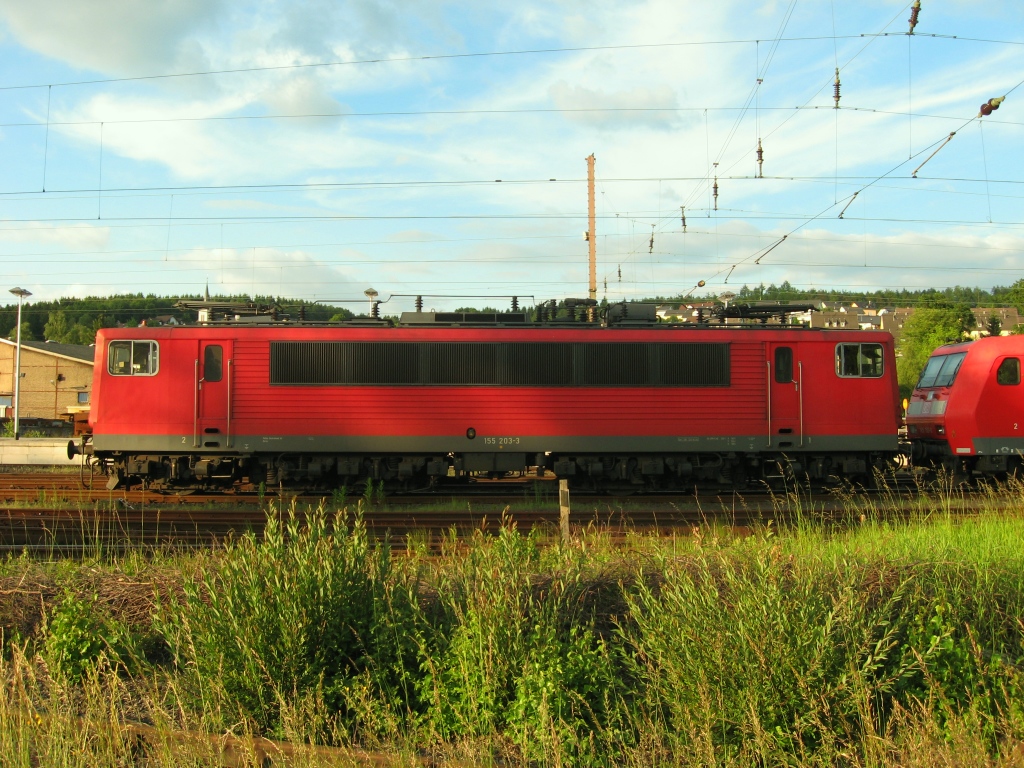 155 203-3 steht am 31.05.2009 abends in Kreuztal und ruht sich fr neue Aufgaben aus.