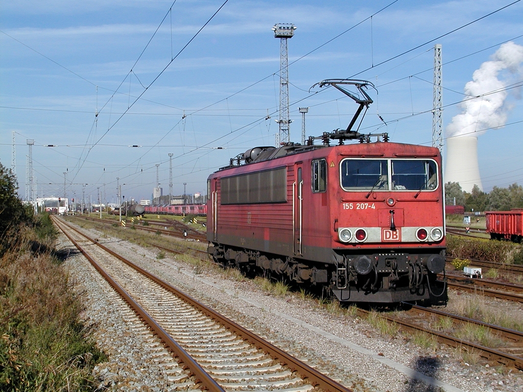 155 207 rollt am 15.10.2007 durch Rostock-seehafen in Richtung Bw.