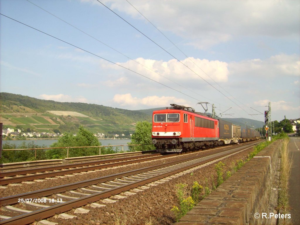 155 233-0 zieht bei Rheindiebach ein Containerzug. 25.07.08