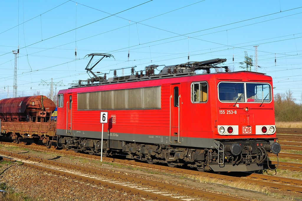 155 253 bespannte am 06.01.2012 den Schadwagenzug nach Eberswalde.Hier kurz vor der Abfahrt in Rostock-Seehafen.