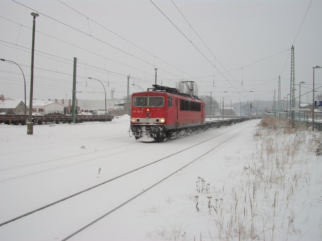 155 262 kam am 17.Dezember 2010 mit leeren Flachwagen von Mukran durch Bergen/Rgen gefahren.