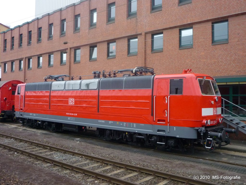 181 204 faulenzt frisch lackiert im Koblenzer Hbf vor sich hin...