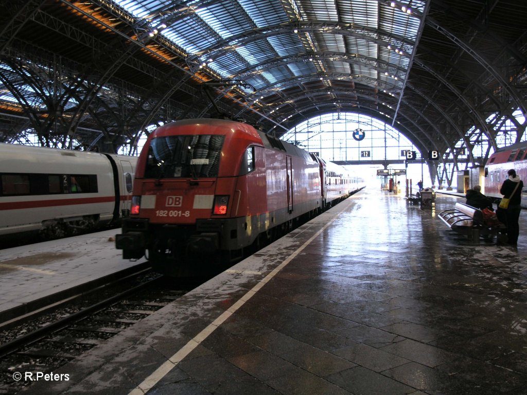 182 001-8 mit einem RE aus Cottbus in Leipzig am 22.12.09