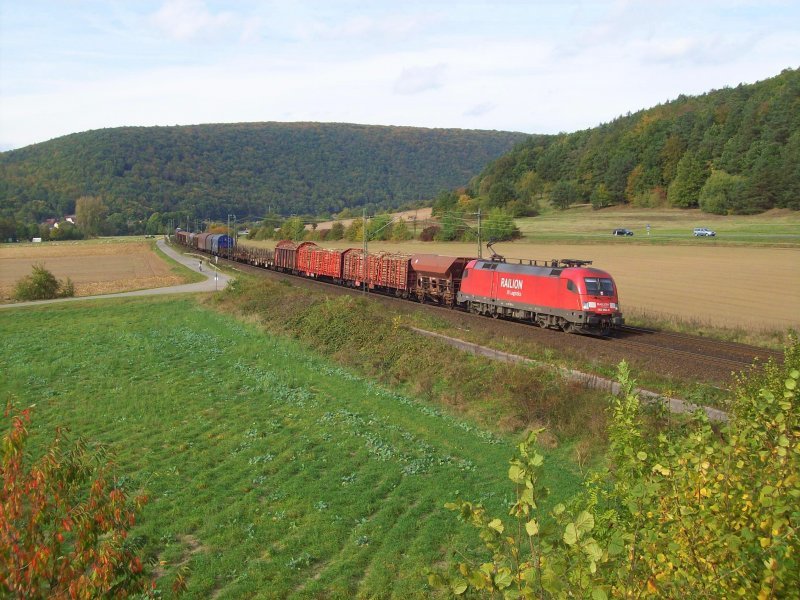 182 002 mit Gterzug am 03.10.09 bei Harrbach
