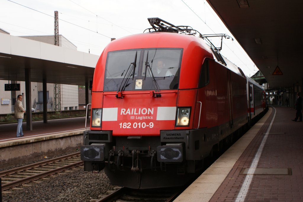 182 010-9 mit einem Intercity in Duisburg Hbf am 29.08.2010