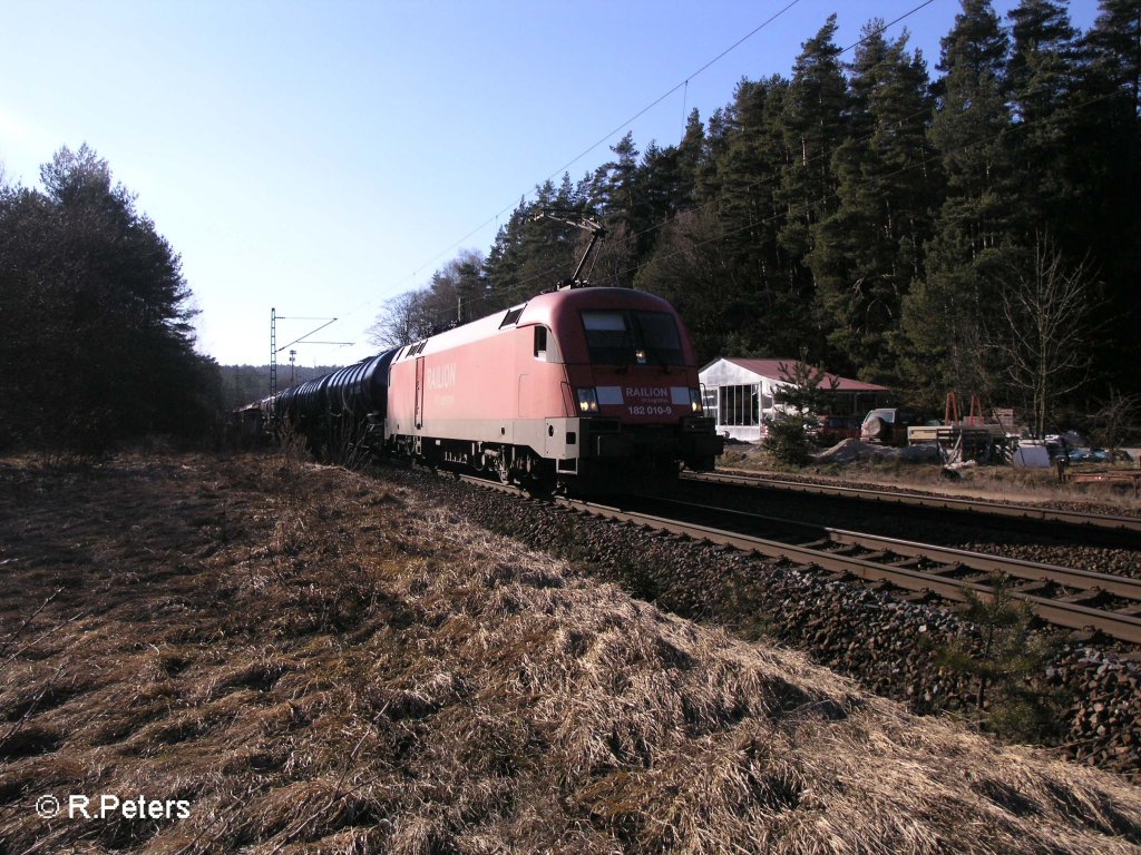 182 010-9 zieht bei Deining ein gemischten Gterzug. 06.03.08