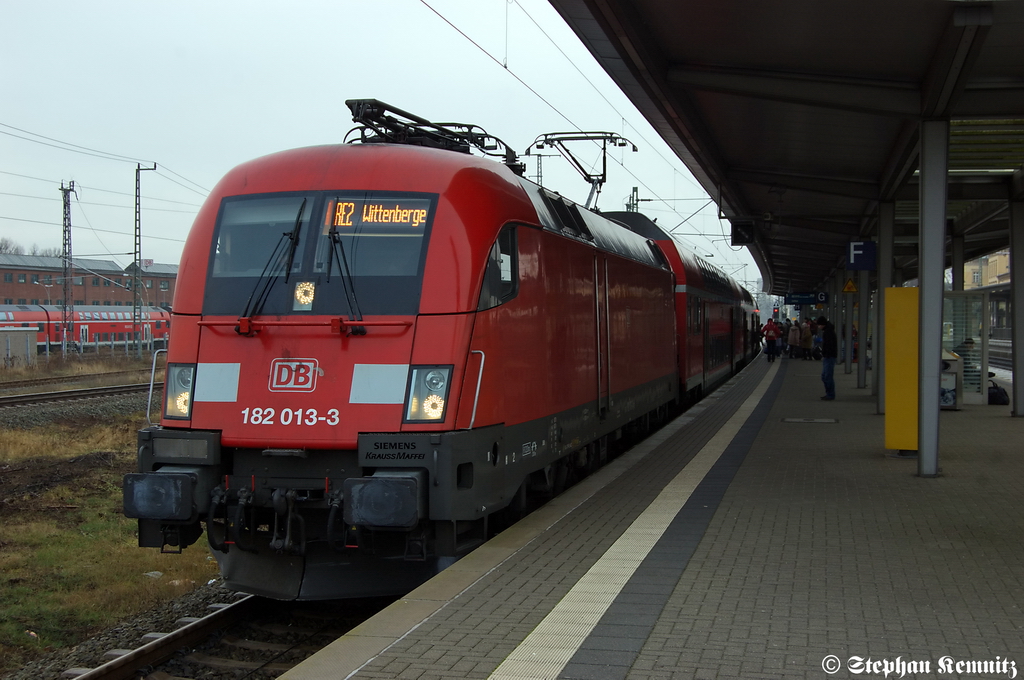 182 013-3 mit dem RE2 (RE 37410) von Cottbus nach Wittenberge in Wittenberge. 22.12.2011