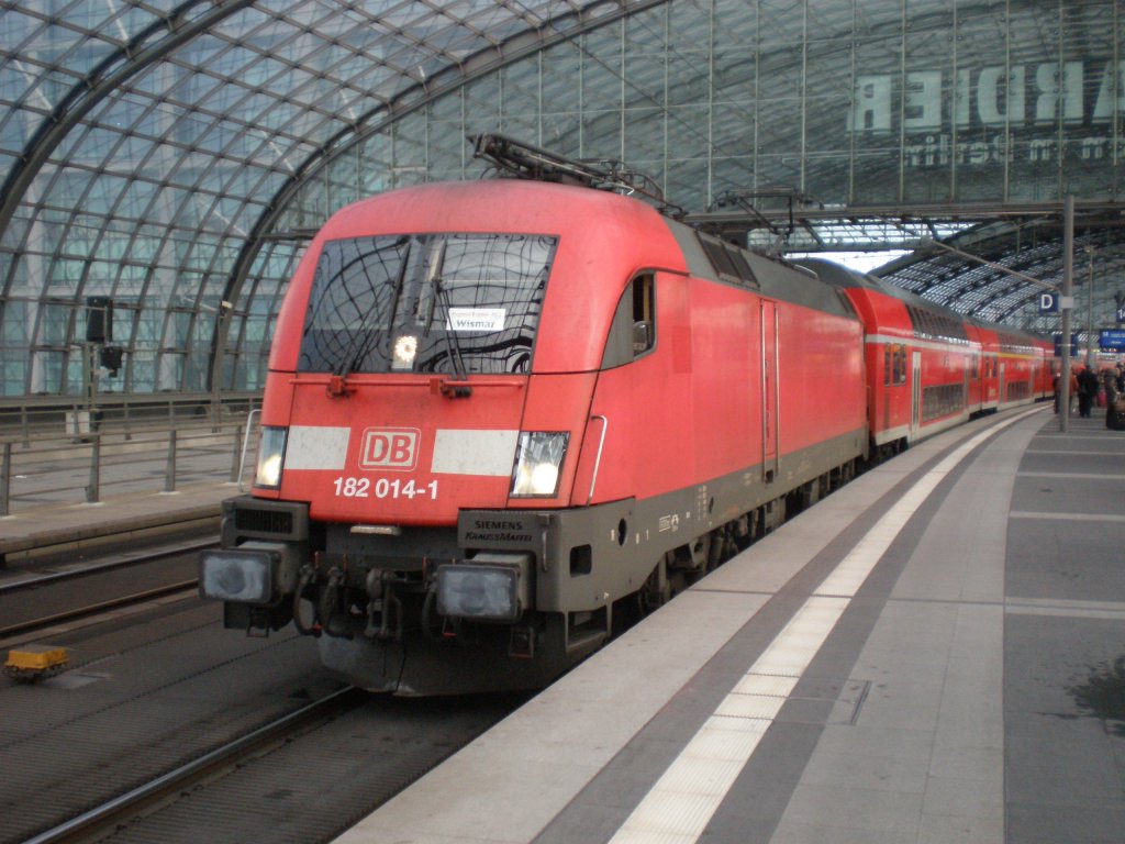 182 014 am 21.12.2011 mit dem RE 37380 nach Wismar im Berliner Hbf.