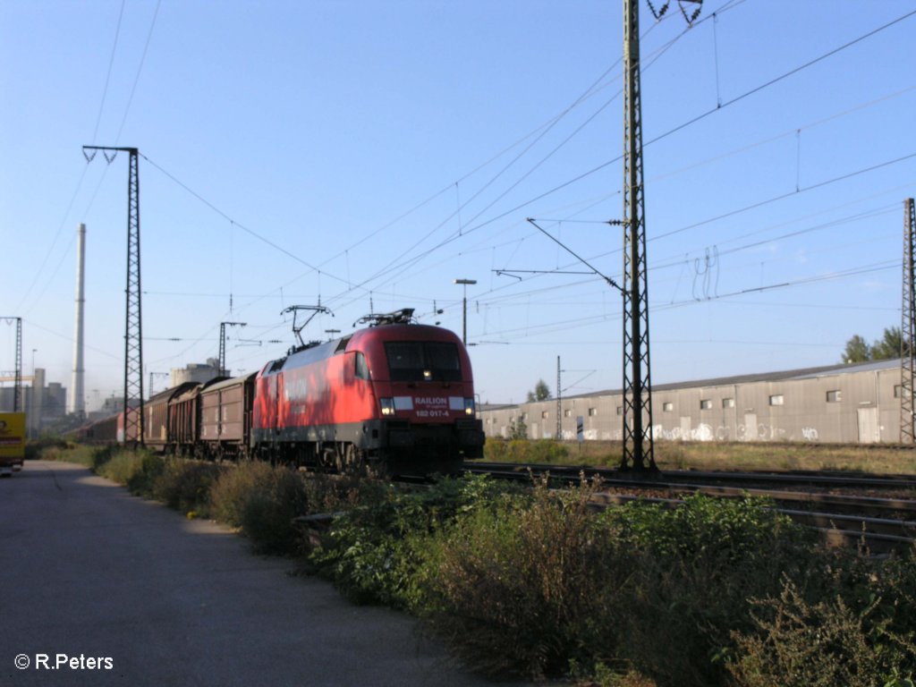 182 017-4 verlsst Regensburg mit ein gemischten Gterzug. 09.09.09