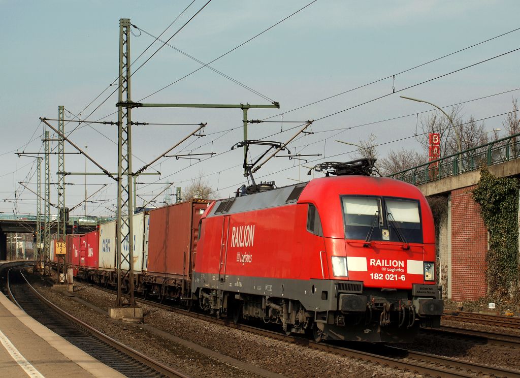 182 021-6 holte aus Billwerder einen langen Container und durchfuhr mit ihm anschlieend den Harburger Bahnhof.