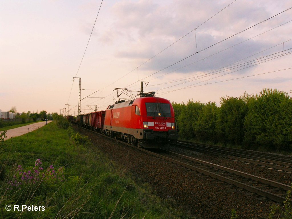 182 022-4 zieht bei Obertraubling ein gemischten Gterzug. 03.05.08