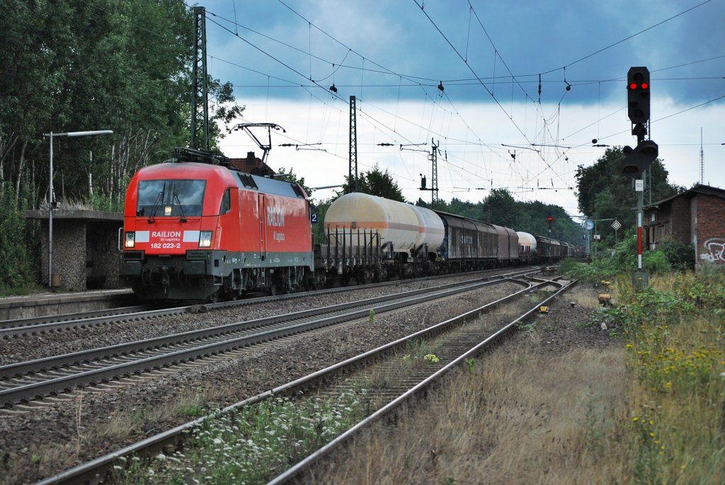 182 023 fhrt am 05.08.2010 durch Radbruch in Richtung Hamburg.