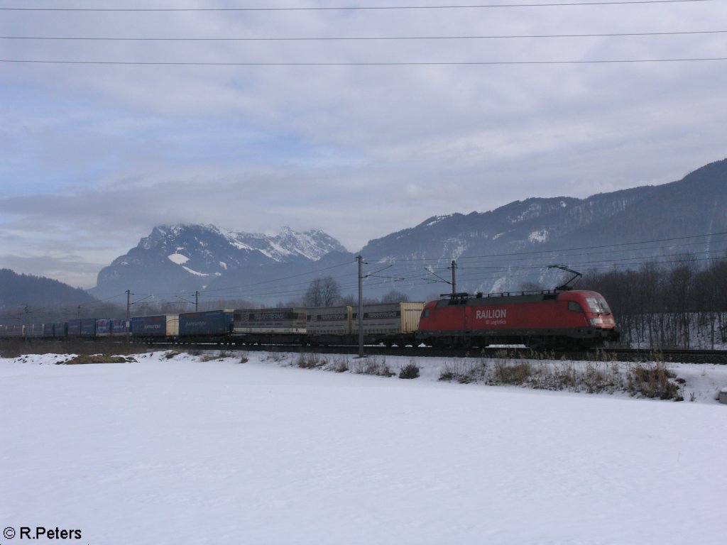 182 025 zieht bei Kufstein ein Terratrans+Paneuropa Ganzzug in Richtung Brenner. 18.02.10